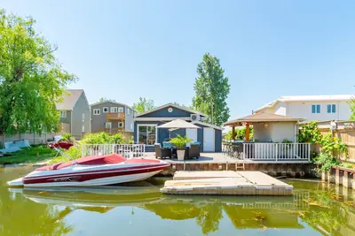 Image de Beautiful Private Lane Getaway, backs directly onto the channel!