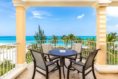 Image de 5 Bedrooms across Two Penthouses - Beachfront Grace Bay - Summer Special!