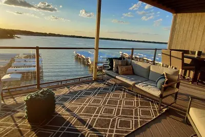 Image de Upscale Lakefront 4 Bedroom/3 Bathroom Bridges Bay Resort Condo