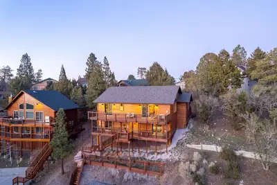 Image de Sky Ridge. Movie Room. Games Galore. Location. Views. Hot Tub. All in One.