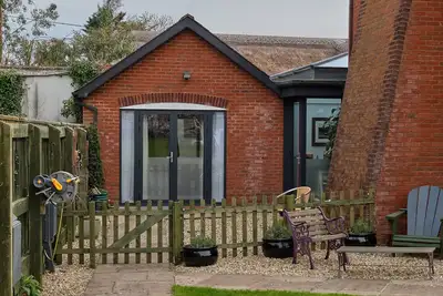 Farriers Retreat, pet friendly, with a garden in Budleigh Salterton