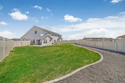 Image de 893 Brand new construction 2 level townhome central Tf