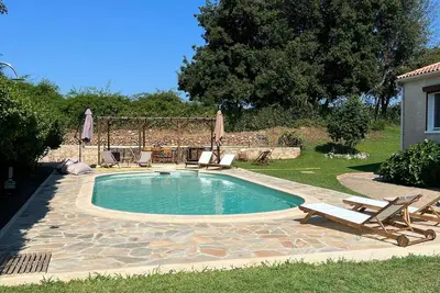 Image de Villa avec piscine et parking privés, jardin privé 1700m2.