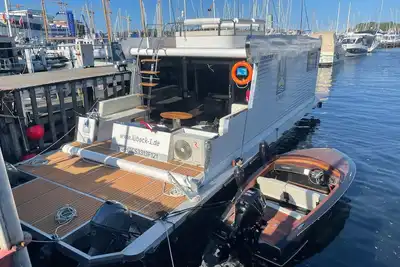 Image de Houseboat with dream location in Lübeck/Travemünde