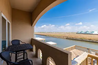 Image de Reel in Relaxation: Spacious Canal-Front Townhome with Private Sundeck