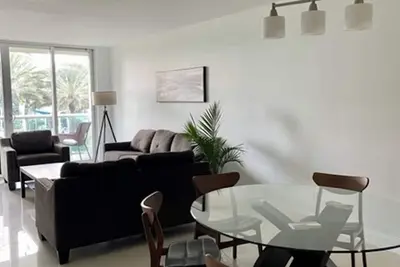 Image de Spacious/bright 3br/2ba+office+free parking included, just in front of beach.