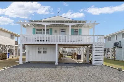 Image de “King’s Retreat” Charming Canal Home with short walk to the beach!