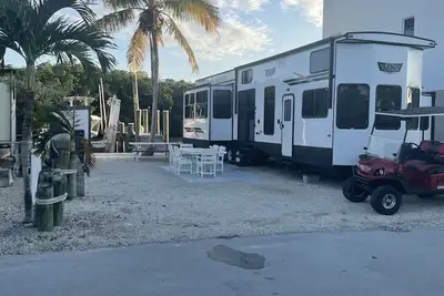 Image de Bayview Rv/Camper with private boat dock looking over sunset