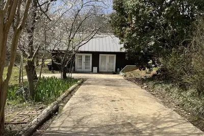 Image de Private country setting within city limits.