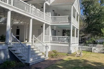 Image de Beautiful 2 Br condo/cottage just one block from downtown waterfront!