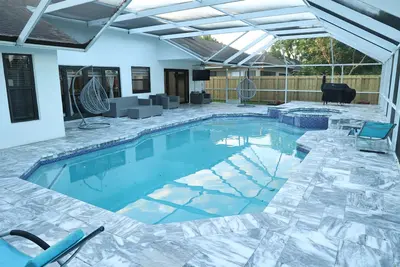Image de Cozy✨private home. Pool, Jacuzzi and Lakefront ✨Pool Table 🎱