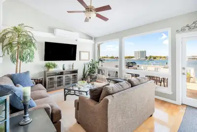Image de Stunning Harbor Views! Puffy White Sand! Water Front Home w\/Dock