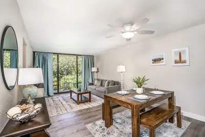 Image de Remodeled Garden View 2bd/2ba Condo, A/C in All Rooms. 3 Min Walk to Beach!
