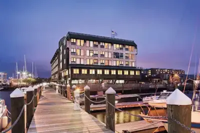 Image de Beautiful waterfront Newport, walk to amazing restaurants and shops!