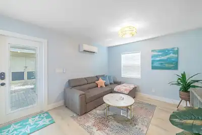 Image de Cozy Bungalow Apartment Walking Distance to Shops, Bars and Beach!