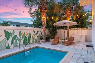 Image de Summer Beach Getaway! Private Heated pool, walk to beach! 2 king Br!