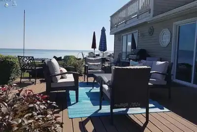 Image de Lakefront house and cottage with island views