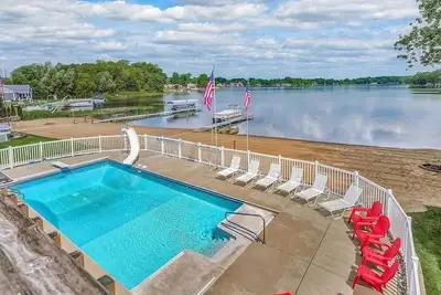 Image de Lakefront W\/ Private Beach, Pool, Hot Tub, Golf Simulator, Projector, Bar & more