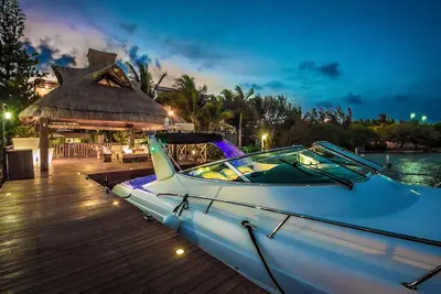 Image de Luxury Waterfront Villa with private gym and cinema
