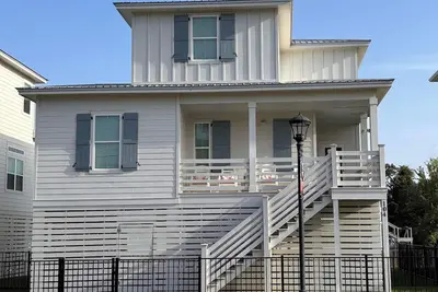 Image de Downtown Dreaming: Walk to Beach, Restaurants, Shopping. New Construction!