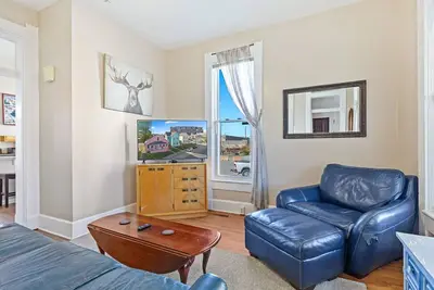 2 Br Next To Lucas Oil -Walk to Conventions!