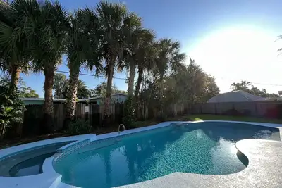 Image de Escape to Paradise! Stunning Poolside Haven Just Moments from the Shore.