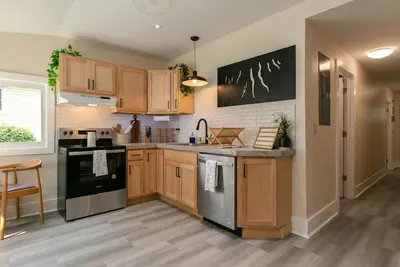 Image de Two king bedrooms! Walk to Everything! (lake, hiking, bars, shopping)