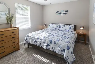 Image de Relax at coastal home. King beds, huge backyard, office minutes to Beach & Mayo