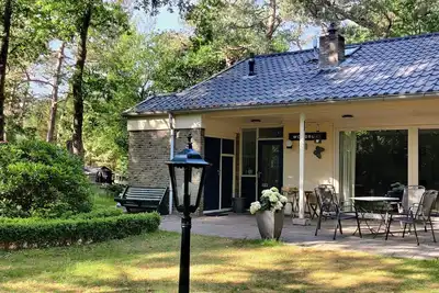 Image de Sfeervol  boshuis met jacuzzi en veel privacy.