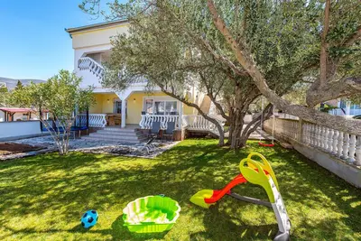 Bel appartement à Karin Gornji