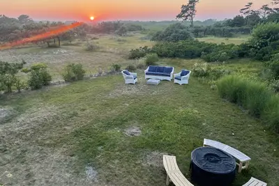 Image de 4 Bedroom, Upside Down Post and Beam Nantucket Home