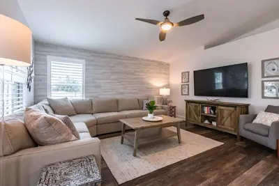 Image de Family Friendly Home- 4 blocks to the beach-Golf Cart, Arcade, Playroom, Hot Tub