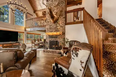 Image de Luxury Furnishings and Amenities at the Hummingbird Chalet-Country Club Location