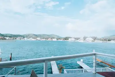 Image de Breathtaking Views Of Mountains And Passing Boats Daily