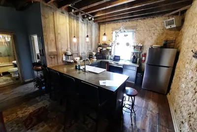 Image de Primitive yet classy apartment in rural Iowa near small town shopping and hiking