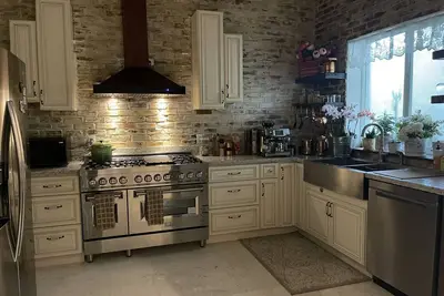 Image de Clean, New, Spacious, in Coconut Grove!