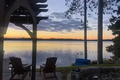 Image de Relax in a cozy and private lake front cabin with breathtaking views!