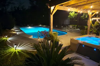 Image de Peaceful Family Getaway Pool/Hot Tub Near Downtown