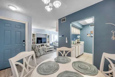 Image de Beachy 1st flr waterfront w/ pool, hot tub, sauna, fishing piers; no car needed