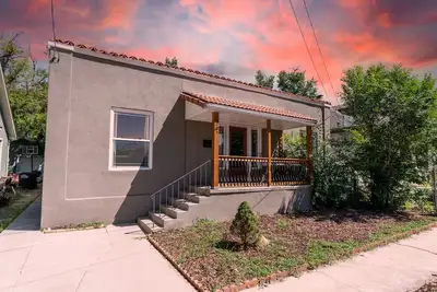 Image de Charming home on the edge of downtown with workspaces