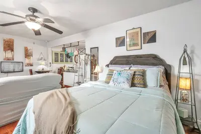 Image de Charming Guesthouse in Heart of Waxahachie w\/ Dedicated Entry & Private Parking