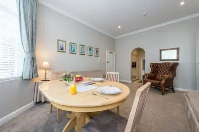 Image de Family apt, sleeps up to 6 people, parking on street, 12 minutes by tube to Centre!