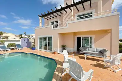 Image de Great Family 4 bedroom Villa w/ private Pool, 5 to10 min walk to the Beach