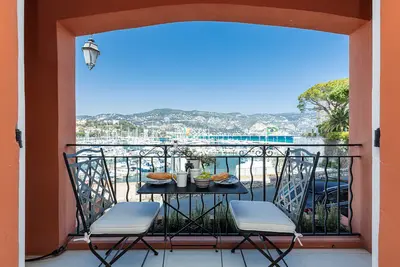 Image de 2 bedroom apartment with both balcony and private terrace