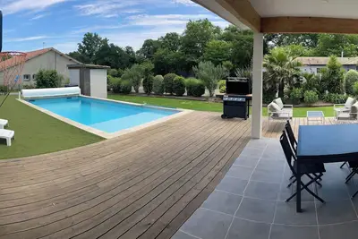 Image de Maison familiale et contemporaine avec piscine