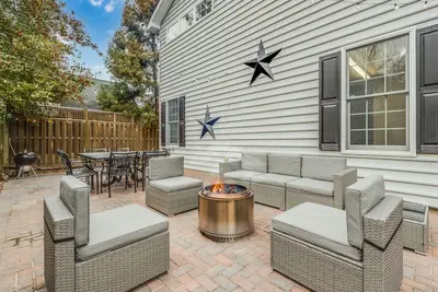 Image de Large-Downtown Lewes Home with everything at your fingertips! 2025 Now Available!