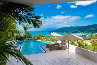 Image de Modern luxury studio apartment 180 degree water views