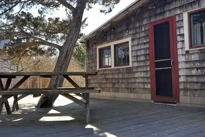 Image de Bohemian Cottage - Steps from ocean and bay