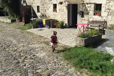 Image de Maison authentique en pierres de pays dans une vieille cours de ferme
