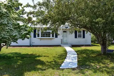 Image de Three bedroom home sleeping 6 with central air!